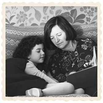 Anne enfant lisant un livre contre sa grand-m&egrave;re